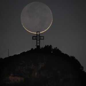 SALERNO - IL TRAMONTO DELLA FALCE DI LUNA DIETRO LA CROCE DI SAN LIBERATORE