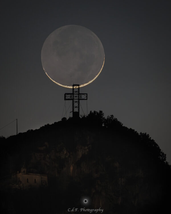 SALERNO - IL TRAMONTO DELLA FALCE DI LUNA DIETRO LA CROCE DI SAN LIBERATORE