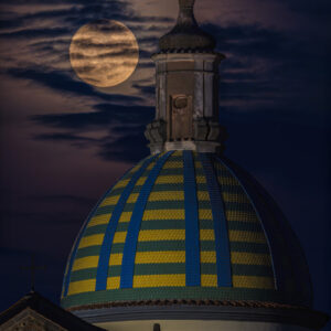 Vietri sul Mare. Cupola e luna