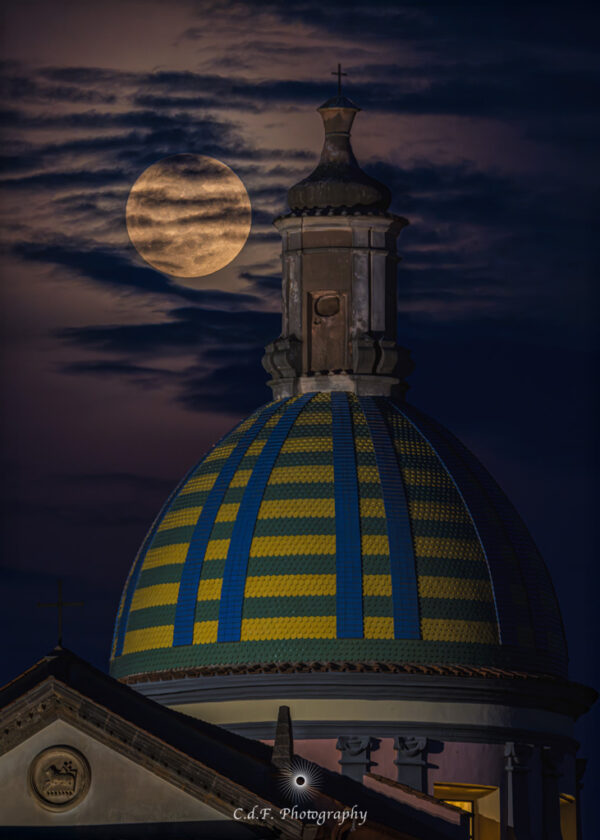 Vietri sul Mare. Cupola e luna