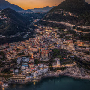 Vista con Drone Vietri sul Mare crepuscolo Vietri -  crepuscolo Duomo